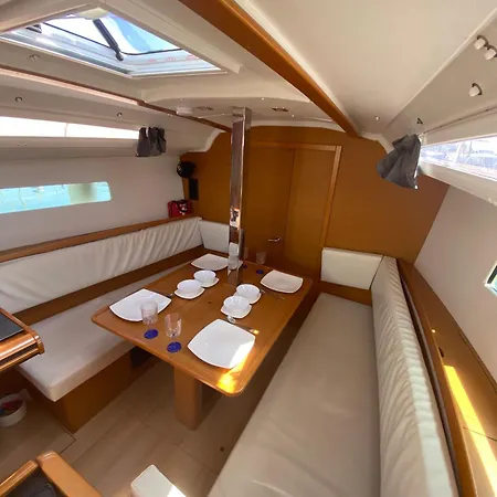 Botel Nautical Nomad *